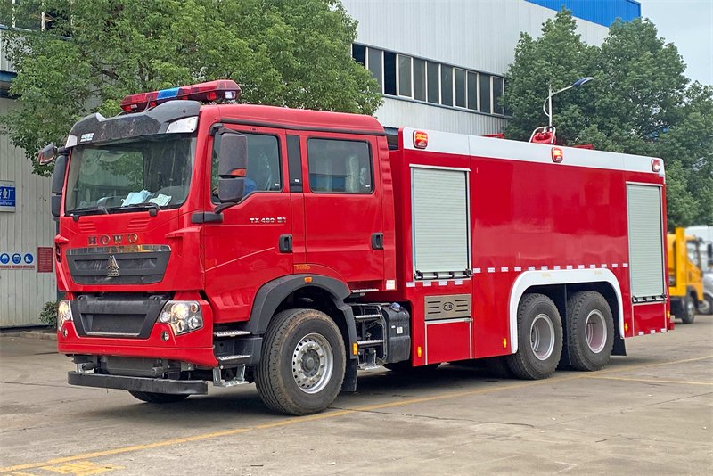 勾臂式垃圾车出车前检查：勾臂、锁紧、液压支腿与滚轮状态判定